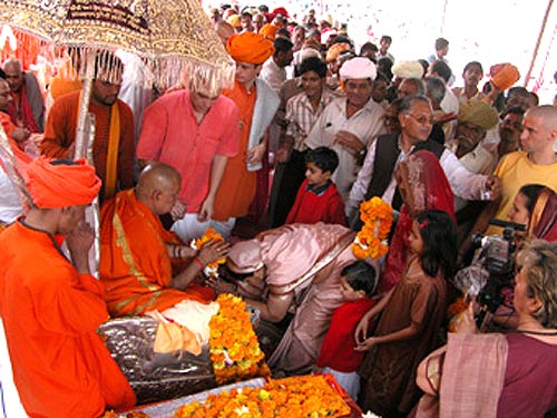 A mass of people rushed to greet and honour Swamiji as the successor