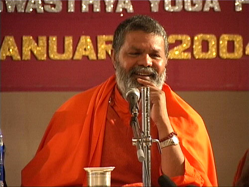 Mahamandaleshwar Paramhans Swami Maheshwarananda speaks at the closing ceremony