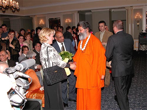 Mahamandaleshwar Paramhans Swami Maheshwaranandaji meeting Croatian Minister of Justice, Ms. Vesna Skare Ozbolt