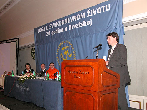 Secretary of Croatian Society Against Leukaemia and Lymphoma expressing his thanks for received donation (the income of the public lecture in Zagreb)