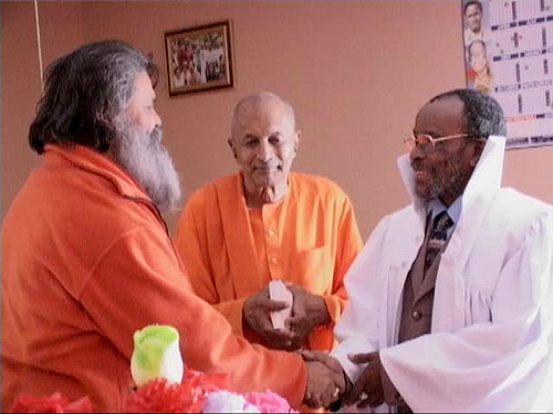 Swamiji meets Bishop Shenbe of Nazareth Baptist Church