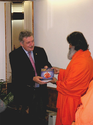 Pula\'s Town Mayor, Dr. Delbianco receiving \'Yoga in Daily Life\' book from Swamiji