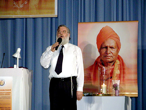 Rabbi Michael Duschinsky from Prague/Czech Republic sings Jewish spiritual songs