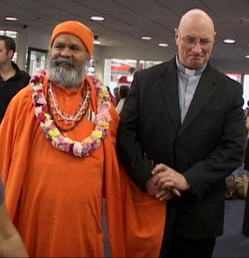 His Holiness Vishwaguru Mahamandaleshwar Paramhans Swami Maheshwarananda meets Monsignor David Cappo, Vicar General of Adelaide’s Catholic Archdiocese, at the Airport