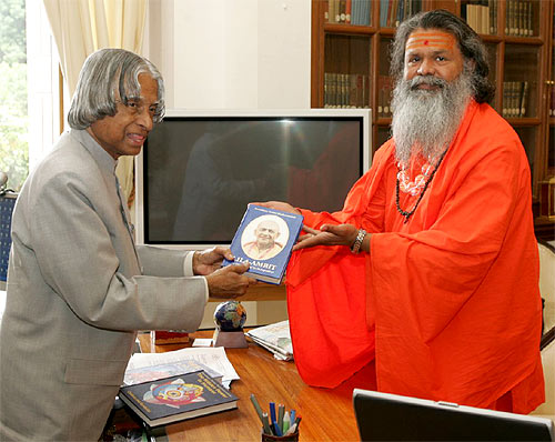 His Holiness Swamiji presented to the President several books: the “Lila Amrit”, Biography of Bhagwan Sri Deep Narayan Mahaprabhuji, written by His Holiness Hindu Dharmsamrat Paramhans Swami Madhavanandaji; as well as recent editions of his own books “Yoga in Daily Life - The System” and “The Hidden Powers in Humans - Kundalini and Chakras”