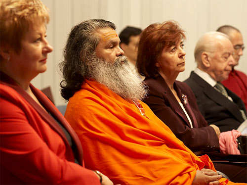 Ljubljana Mayoress Mrs. Danica Simsic, His Holiness Vishvaguru Mahamandaleshwar Paramhans Swami Maheshwarananda, envoys of Slovenian and Croatian presidents, Mrs. Magda Tovornik and Mr. Budimir Loncar