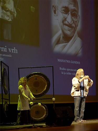 Don Conreaux, master of the gong, performing with Mojca Malek