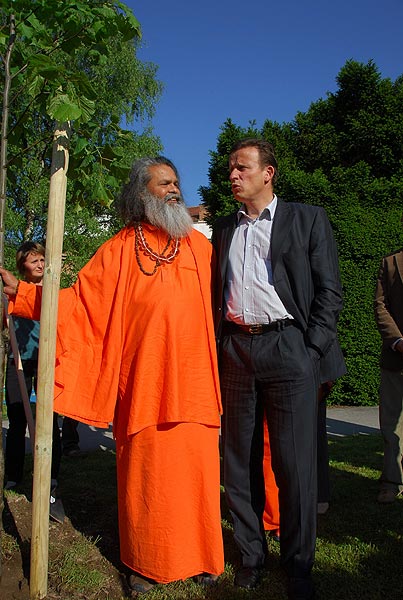 Planting of a peace tree with the Mayor Bojan Srot