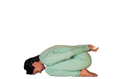 4 – 8 योग मुद्रा एडी के बल बैठकर आगे की ओर झुकना